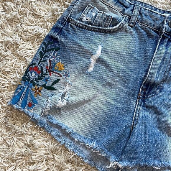 Zara Basic Jean Shorts Womens 6 Distressed Floral Raw Hem High Rise Denim Blue - Picture 2 of 11